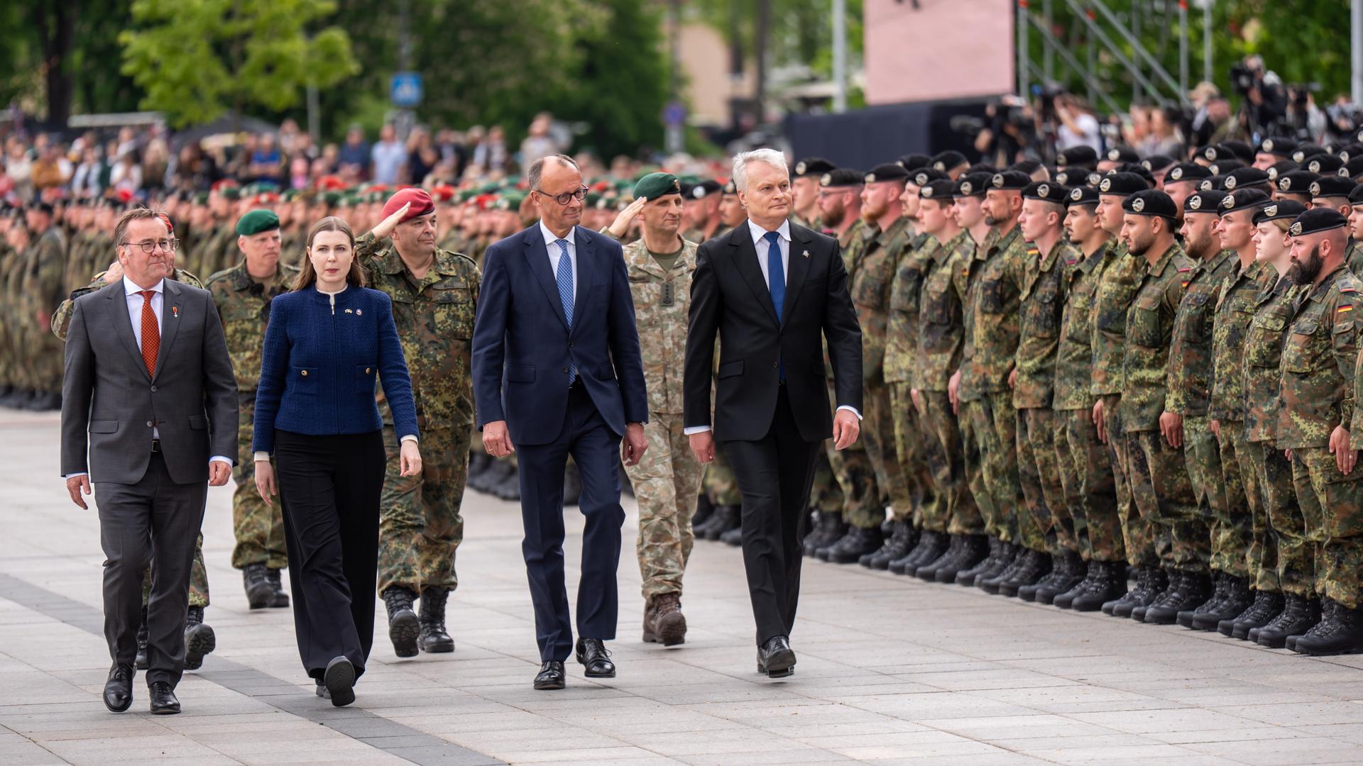 Bundeskanzler Merz nimmt neben Litauens Präsident Nauseda, Verteidigungsminister Pistorius, Verteidigungsministerin von Litauen, Sakaliene, Alfons Mais (M, hinten), Inspekteur des Heeres, am Aufstellungsappell der Panzerbrigade 45 teil. Bundeskanzler Merz nimmt neben Litauens Präsident Nauseda, Verteidigungsminister Pistorius, Verteidigungsministerin von Litauen, Sakaliene, Alfons Mais (M, hinten), Inspekteur des Heeres, am Aufstellungsappell der Panzerbrigade 45 teil.