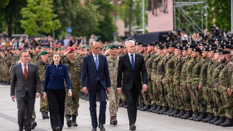 Bundeskanzler Merz nimmt neben Litauens Präsident Nauseda, Verteidigungsminister Pistorius, Verteidigungsministerin von Litauen, Sakaliene, Alfons Mais (M, hinten), Inspekteur des Heeres, am Aufstellungsappell der Panzerbrigade 45 teil. 
