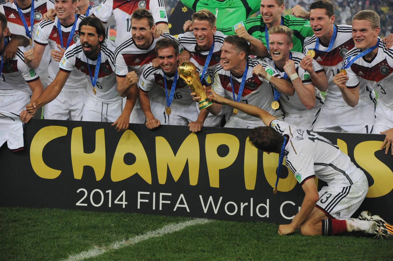 Spieler der deutschen Fußball-Nationalmannschaft feiern nach dem gewonnen Endspiel der Fußballweltmeisterschaft gegen Argentinien in Rio de Janeiro. Kapitän Bastian Schweinsteiger hält dabei den WM-Pokal in den Händen. 