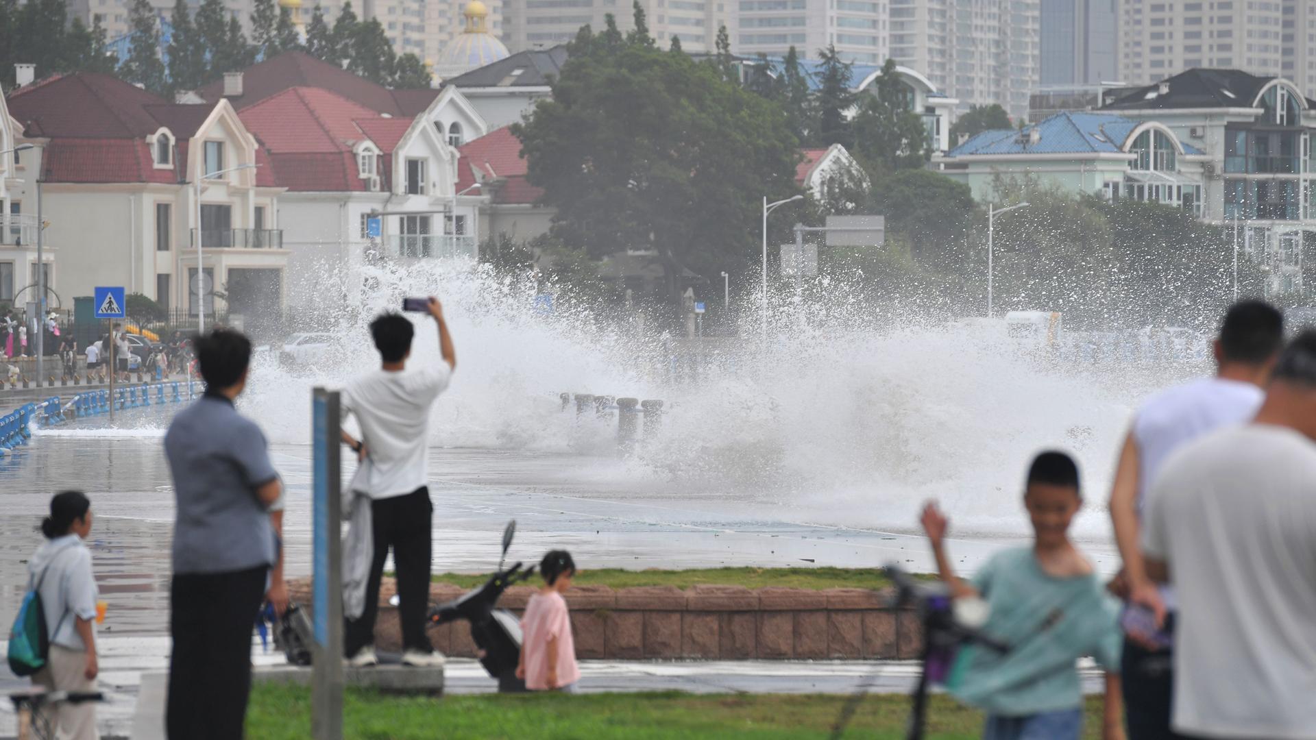 Taifun Bavi: In Qingdao brechen sich die Wellen am Ufer. Taifun Bavi: In Qingdao brechen sich die Wellen am Ufer.