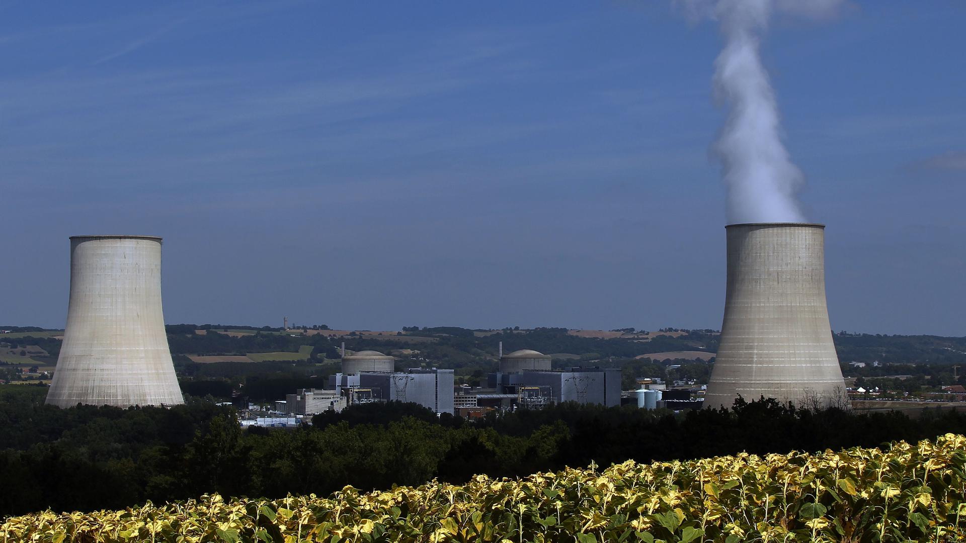 Zwei Kühltürme eines Atomkraftwerkes in Frankreich Zwei Kühltürme eines Atomkraftwerkes in Frankreich