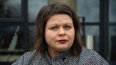 Porträt der Übersetzerin Iryna Herasimovich mit schulterlangem dunklen Haar und rotem Lippenstift