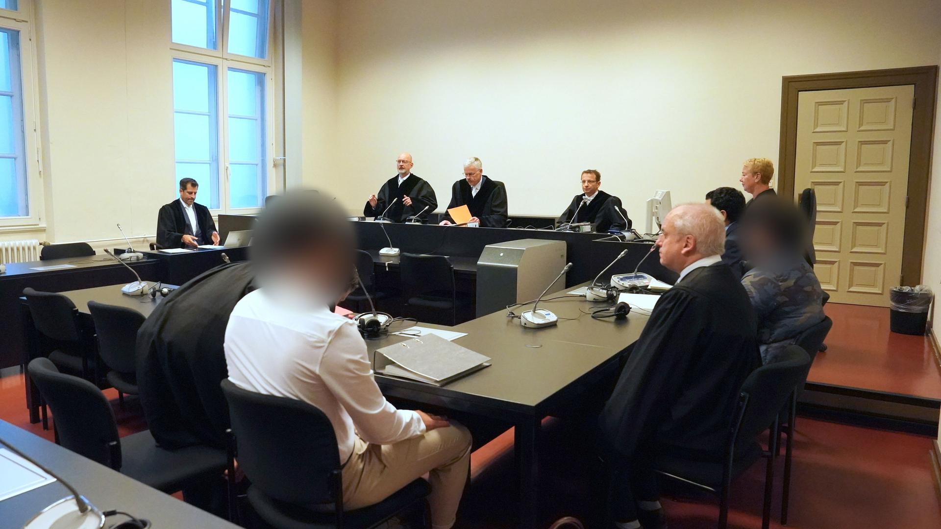 Hamburg: Die angeklagten syrischen Brüder (3.v.l und r) sitzen zu Beginn des Prozesses wegen mutmaßlicher Vorbereitung eines Sprengstoffanschlags neben ihren Anwälten im Sitzungssaal im Strafjustizgebäude. Hamburg: Die angeklagten syrischen Brüder (3.v.l und r) sitzen zu Beginn des Prozesses wegen mutmaßlicher Vorbereitung eines Sprengstoffanschlags neben ihren Anwälten im Sitzungssaal im Strafjustizgebäude.