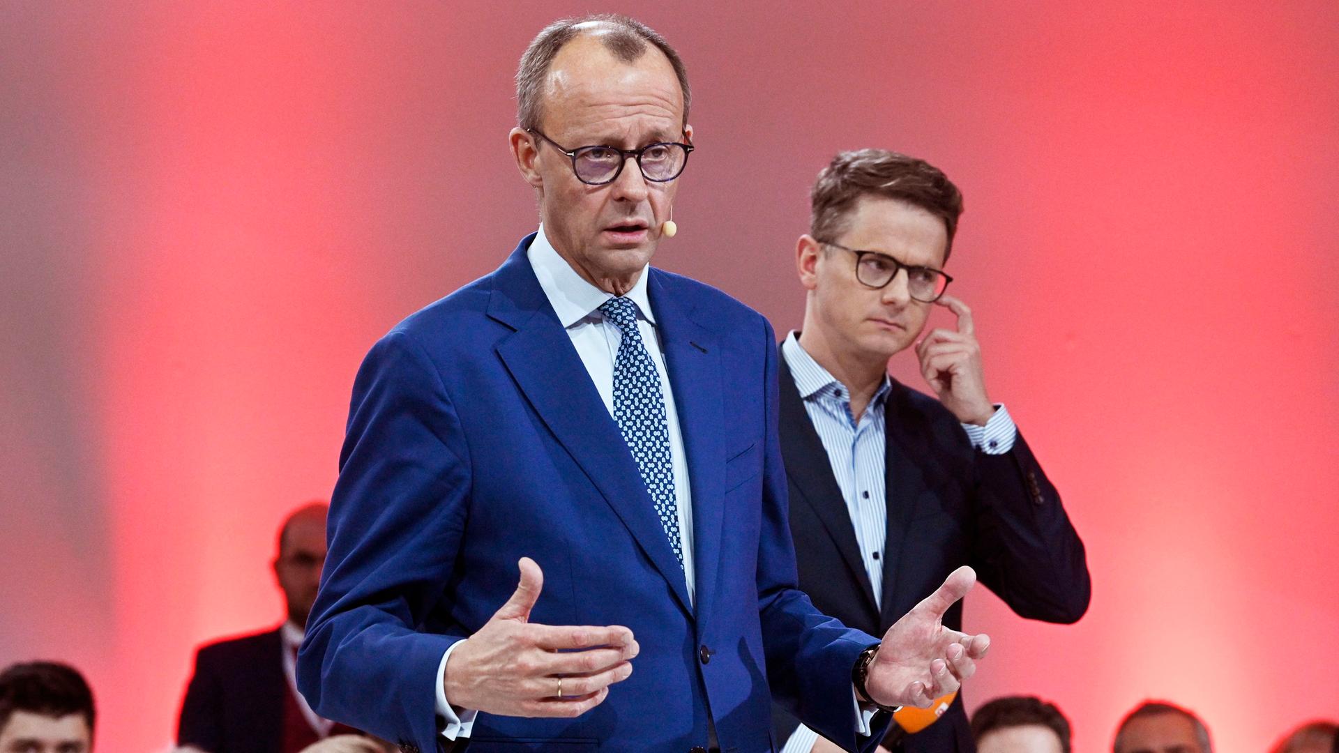 CDU-Parteichef Friedrich Merz und der kommissarische CDU-Generalsekretär Carsten Linnemann bei der Betriebsrätekonferenz von CDU und CDA unter dem Motto 'Arbeitsplätze erhalten.