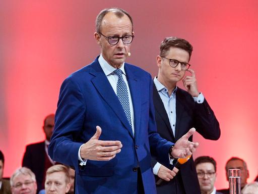 CDU-Parteichef Friedrich Merz und der kommissarische CDU-Generalsekretär Carsten Linnemann bei der Betriebsrätekonferenz von CDU und CDA unter dem Motto 'Arbeitsplätze erhalten.