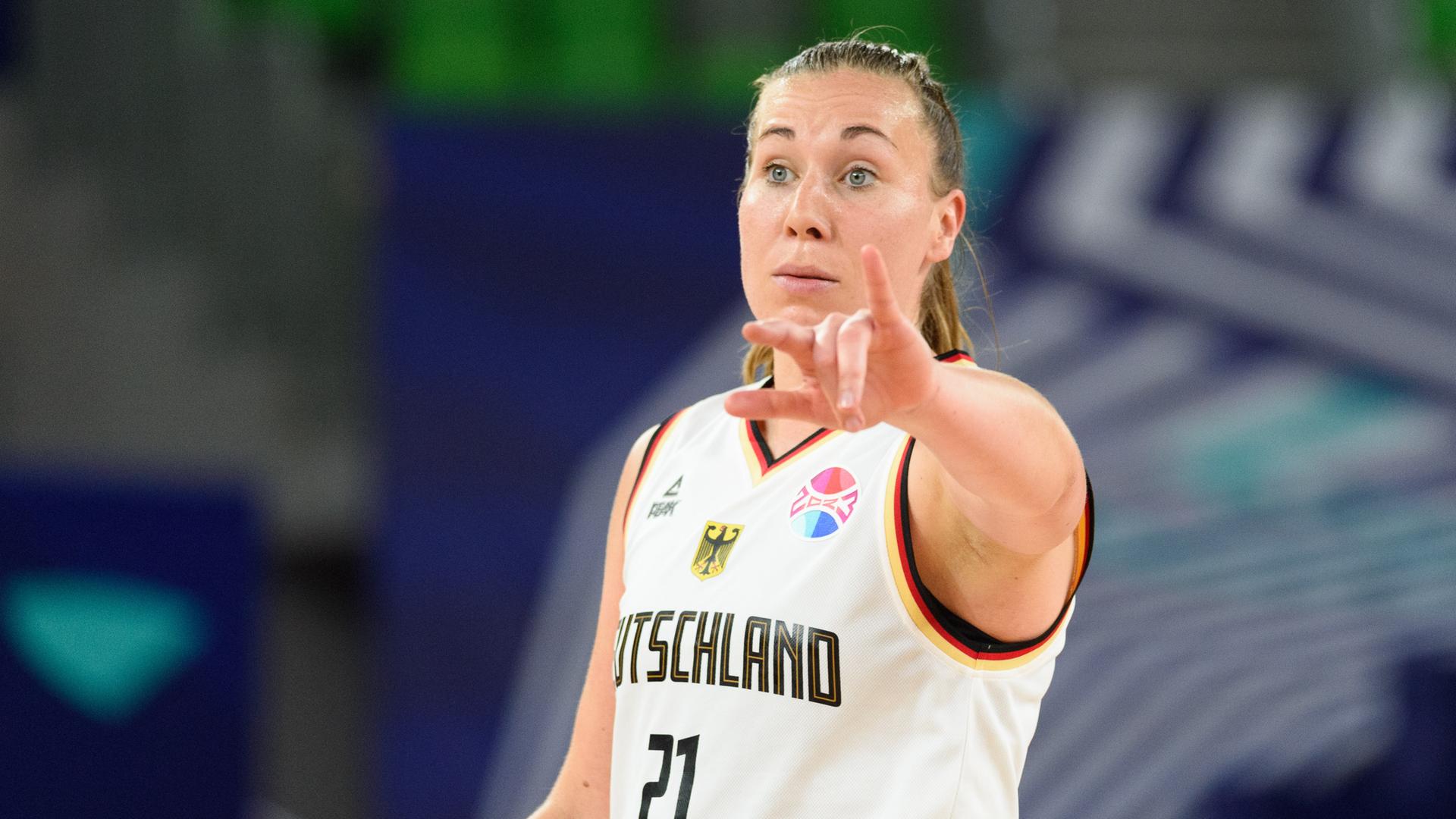 Portrait der Basketballerin Svenja Brunckhorst im Deutschlandtrikot während eines Spiels.