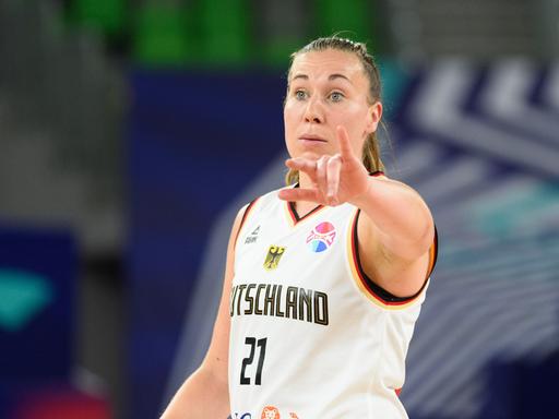 Portrait der Basketballerin Svenja Brunckhorst im Deutschlandtrikot während eines Spiels.