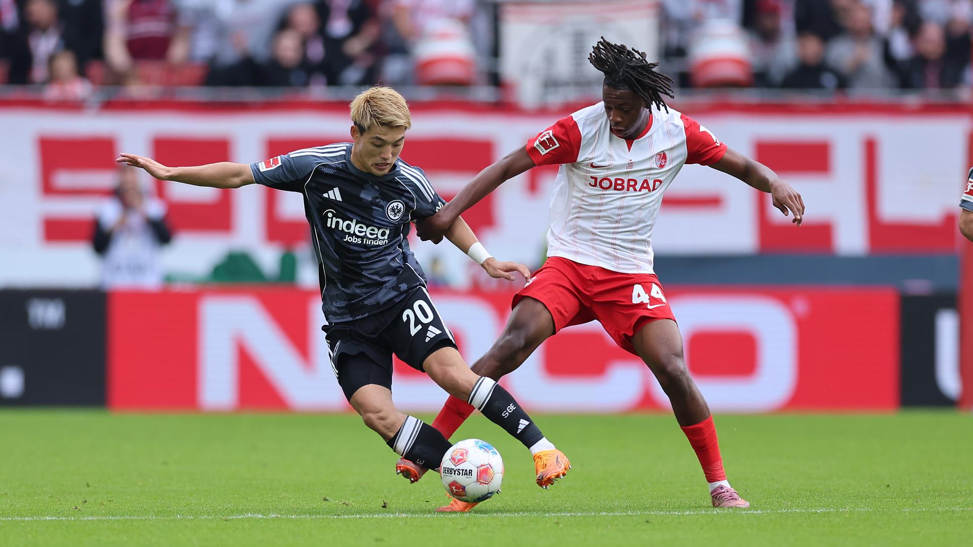 Ritsu Doan (Eintracht Frankfurt) und Johan Manzambi (SC Freiburg) Ritsu Doan (Eintracht Frankfurt) und Johan Manzambi (SC Freiburg)
