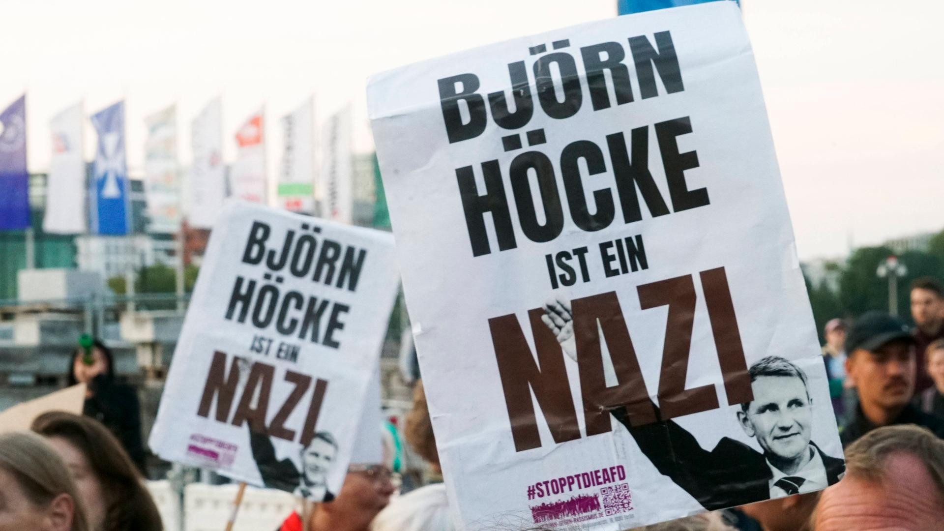 In der Hamburg Innenstadt demonstrierten Menschen mit Fahnen und Plakaten gegen den Wahlerfolg der AFD.