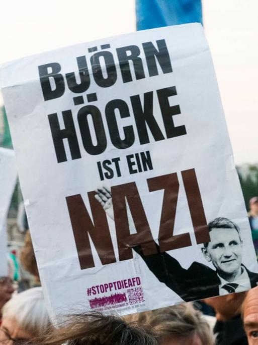 In der Hamburg Innenstadt demonstrierten Menschen mit Fahnen und Plakaten gegen den Wahlerfolg der AFD.