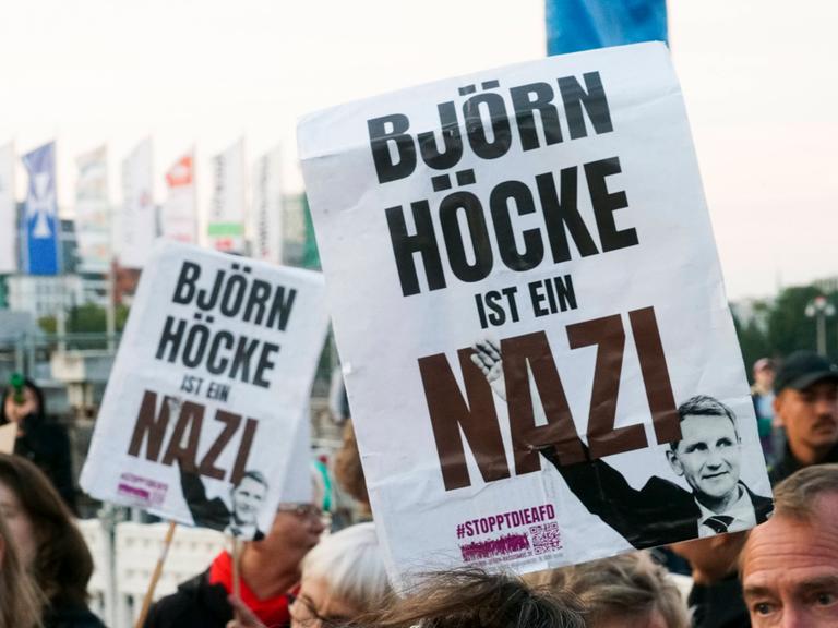 In der Hamburg Innenstadt demonstrierten Menschen mit Fahnen und Plakaten gegen den Wahlerfolg der AFD.