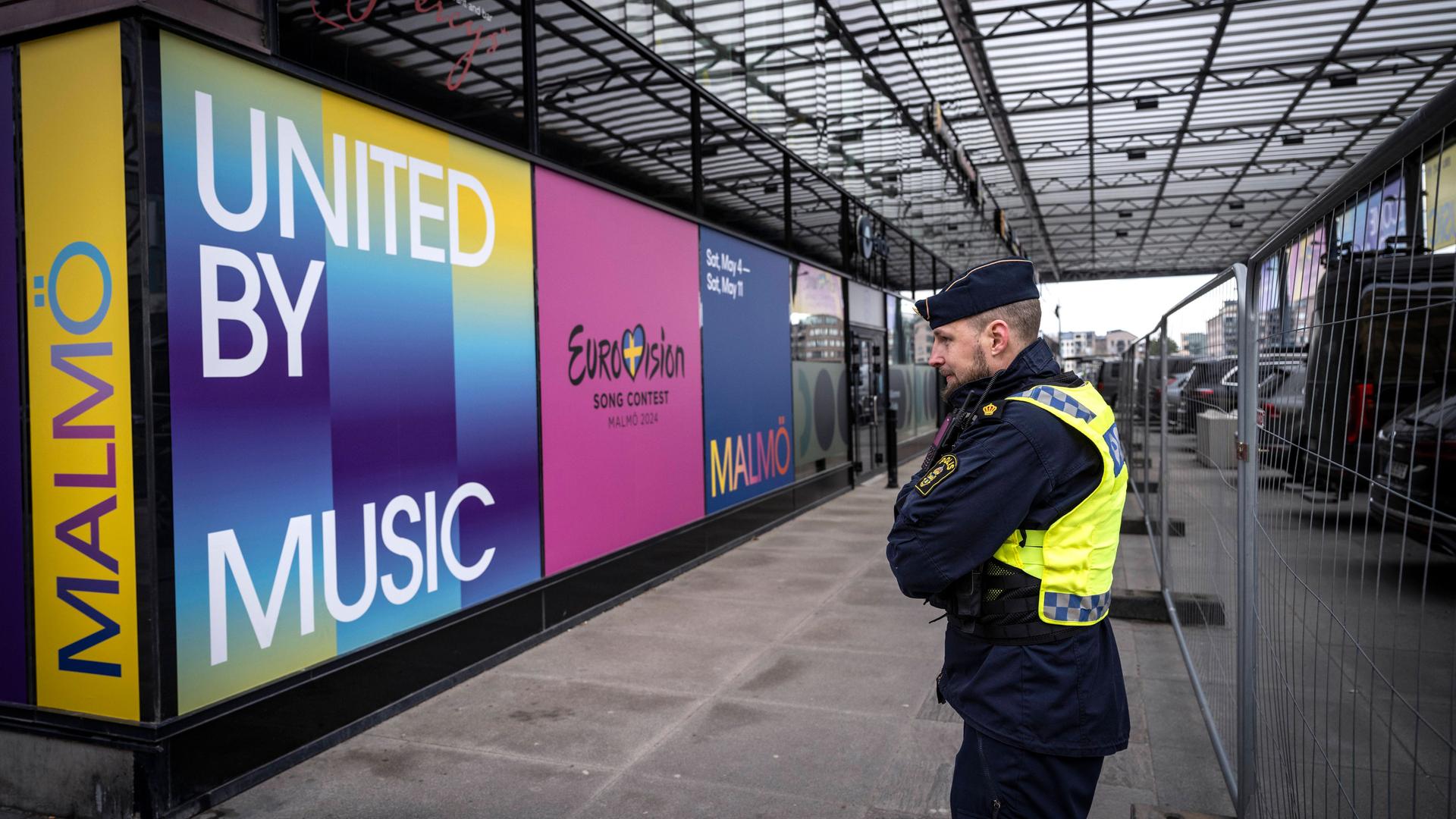 Ein schwedischer Polizist steht vor eine Absperrung an der Malmö Arena, wo am 11. Mai das Finale des Eurovision Song Contests stattfinden soll. 