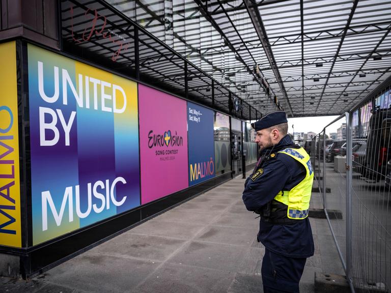 Ein schwedischer Polizist steht vor eine Absperrung an der Malmö Arena, wo am 11. Mai das Finale des Eurovision Song Contests stattfinden soll. 