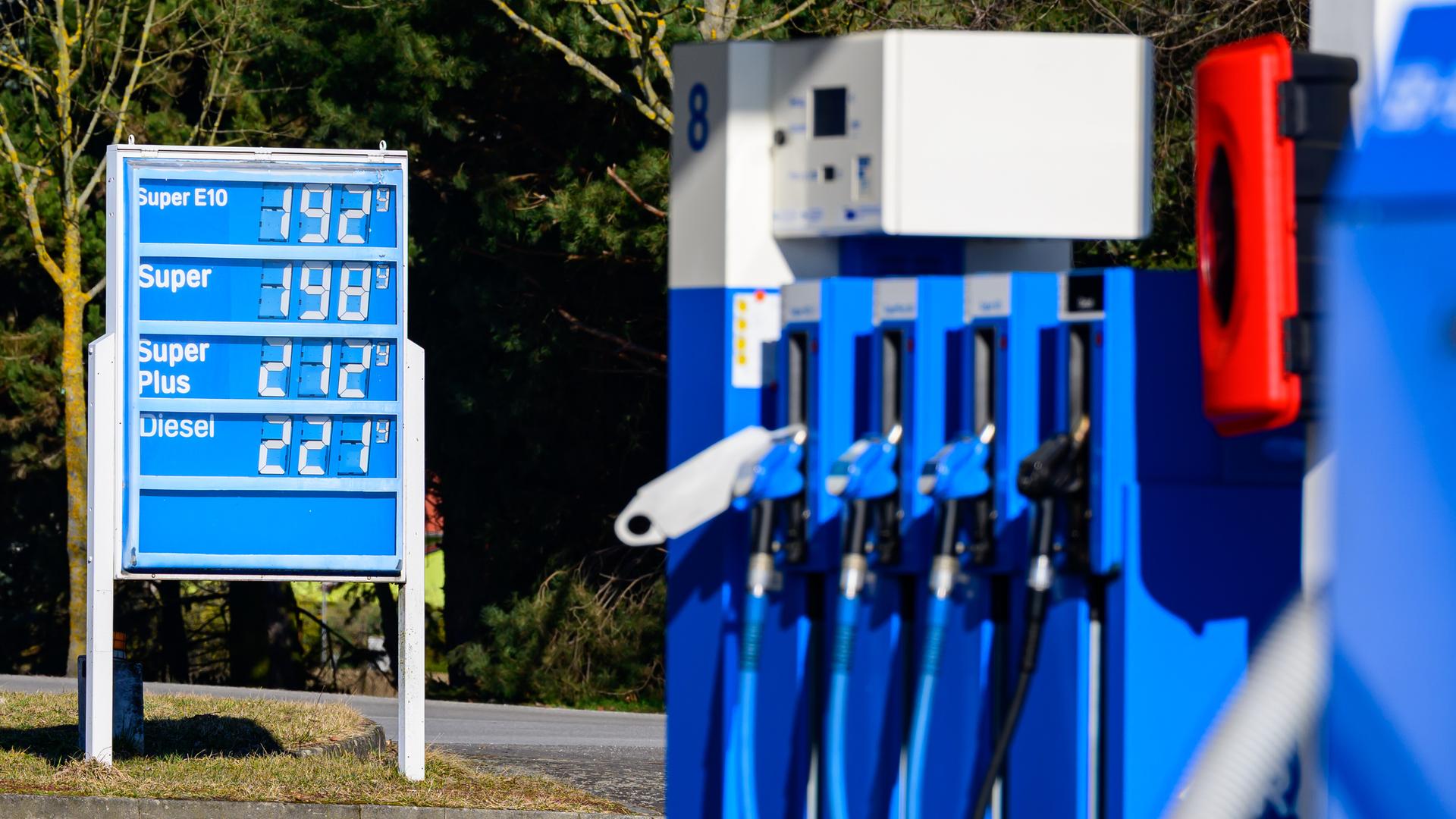 Anzeige mit hohen Spritpreisen an einer leeren Tankstelle in Frankfurt (Oder). Wegen steigender Energiepreise durch den Iran-Krieg kommt es in der polnischen Grenzregion zu langen Schlangen an Tankstellen.