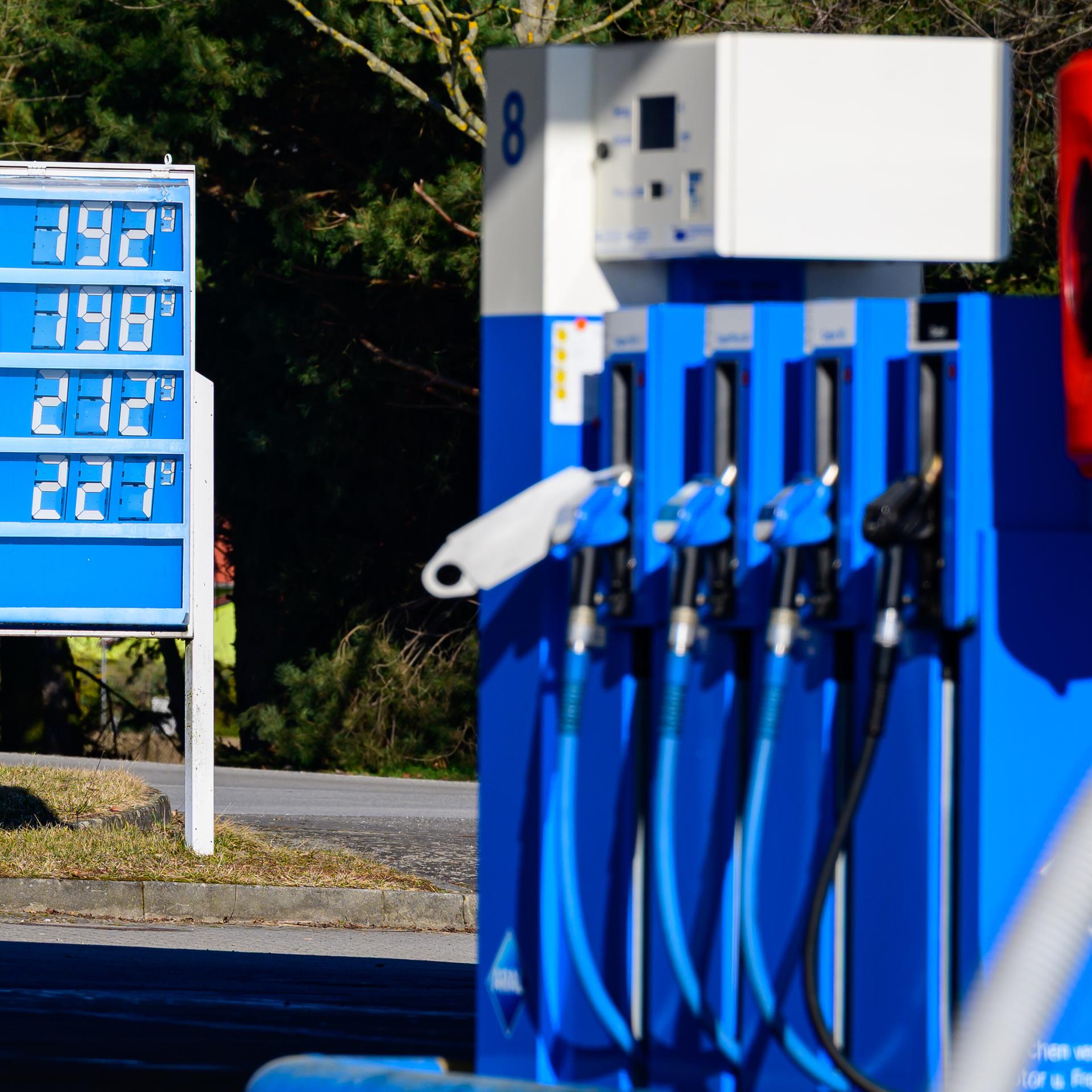 Verkehrsministerkonferenz - Länder sprechen sich wegen hoher Spritpreise für Übergewinnsteuer aus