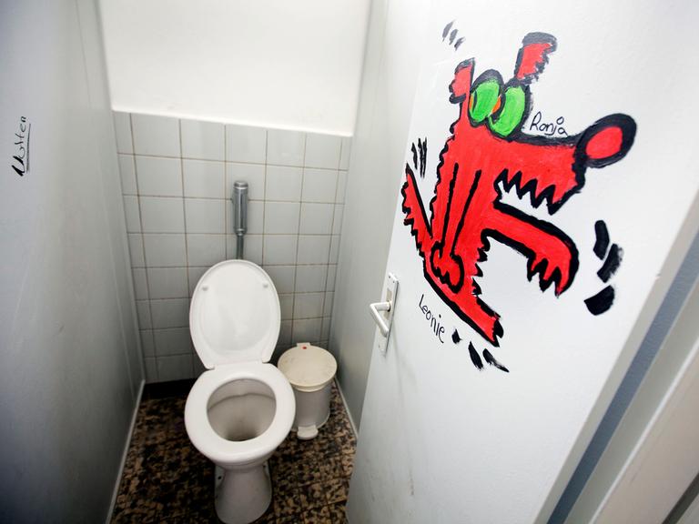 Von Schülern, Eltern und Lehrern frisch gestrichen und bemalt präsentiert sich am Dienstag (13.03.2012) ein Toilettentrakt der Albert Einstein-Schule in Groß-Bieberau am Rande des hessischen Odenwaldes. Viele Schulklos sind verschmiert und dreckig. Doch das muss nicht sein. 