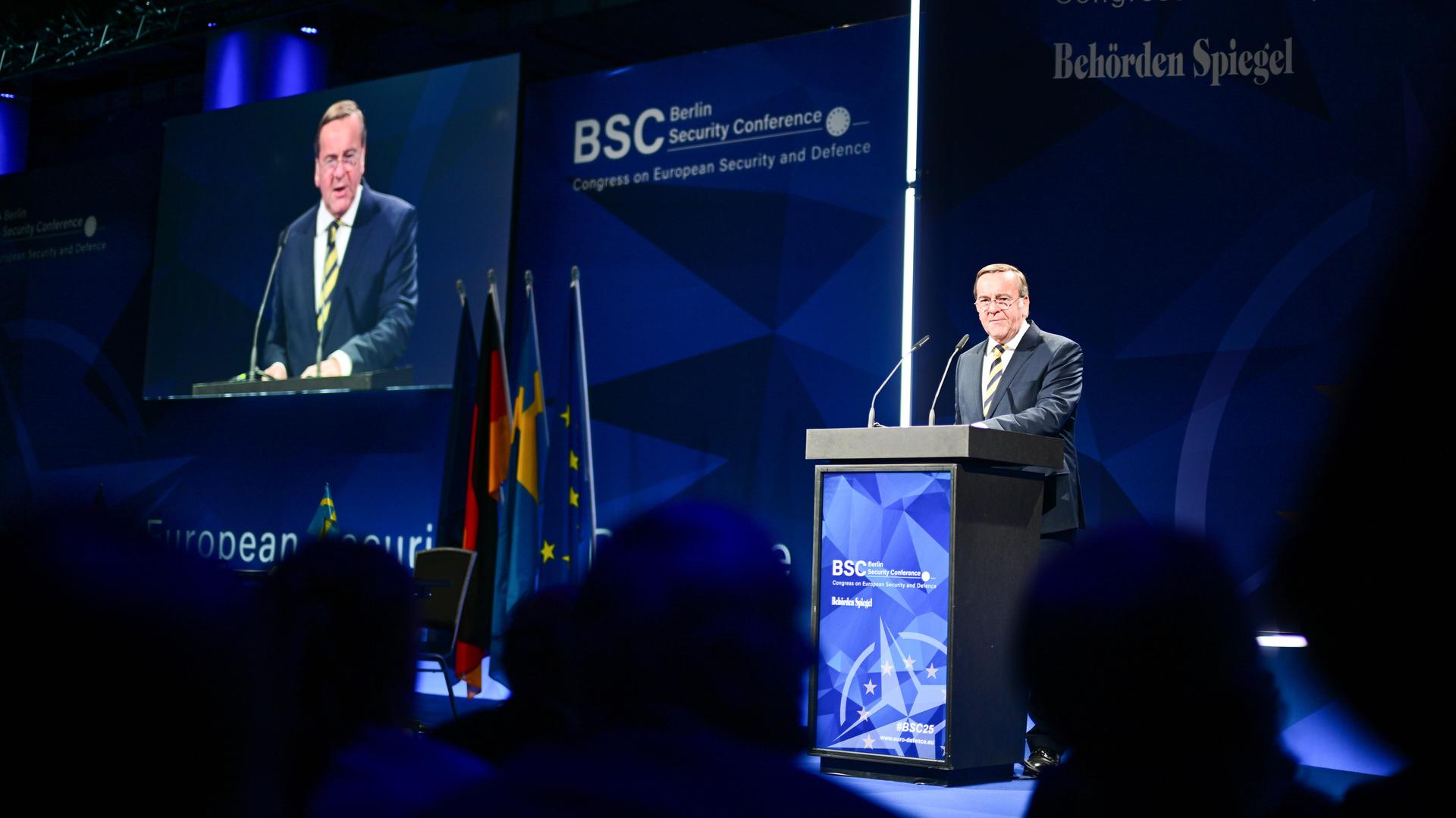 Boris Pistorius (SPD), Bundesminister der Verteidigung, spricht während der Berliner Sicherheitskonferenz 2025.