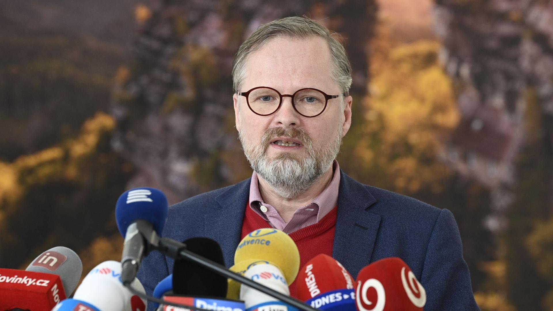 Der tschechische Ministerpräsident Petr Fiala spricht in zahlreiche Mikrofone.