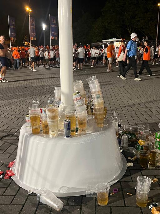 Keine Nachhaltigkeit bei der EURO2024, viel Plastik bei den alkoholischen Hinterlassenschaften der Fans von England und der Niederlande am Eingang Westfalenhalle, Müll, Unrat, Becher, Flaschen, Bier - Dortmund 10.07.2024: Niederlande vs. England, EURO2024 M50, Halbfinale, EM-Arena Dortmund *** No sustainability at EURO2024, lots of plastic in the alcoholic waste left behind by England and Netherlands fans at the entrance to the Westfalenhalle, garbage, garbage, cups, bottles, beer Dortmund 10 07 2024 Netherlands vs England, EURO2024 M50, semi-final, EM Arena Dortmund