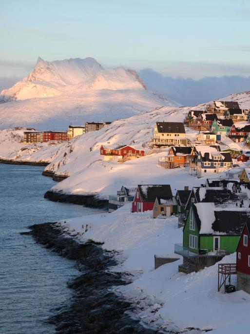 Die Sonne geht über einem Teil der grönländischen Hauptstadt Nuuk unter.