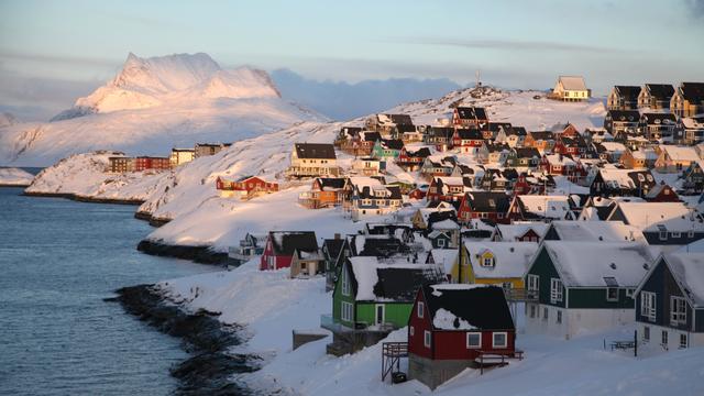 Die Sonne geht über einem Teil der grönländischen Hauptstadt Nuuk unter. Die Sonne geht über einem Teil der grönländischen Hauptstadt Nuuk unter.