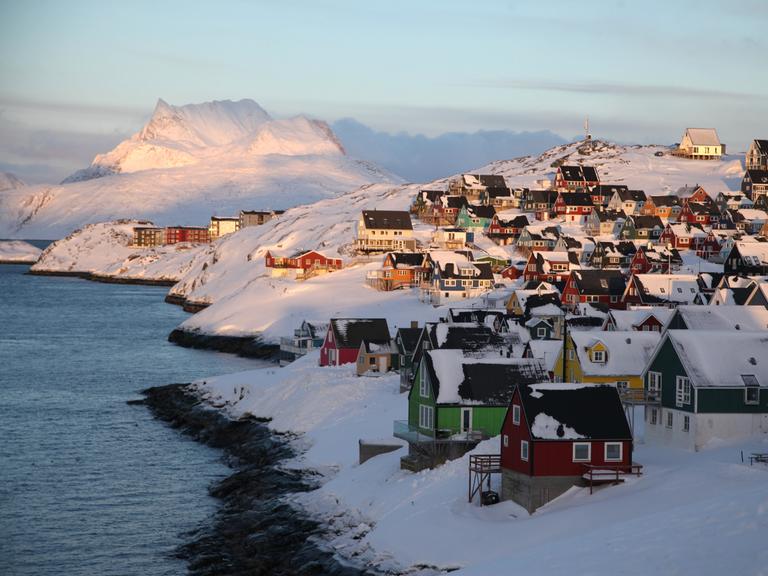 Die Sonne geht über einem Teil der grönländischen Hauptstadt Nuuk unter.