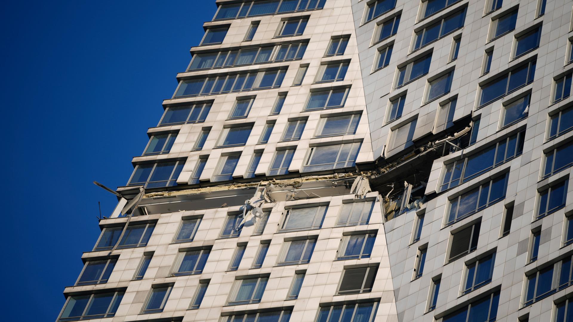 Nach einem Drohnenangriff ist ein Wohnhaus in der Mosfilmowskaja-Straße in Moskau beschädigt.