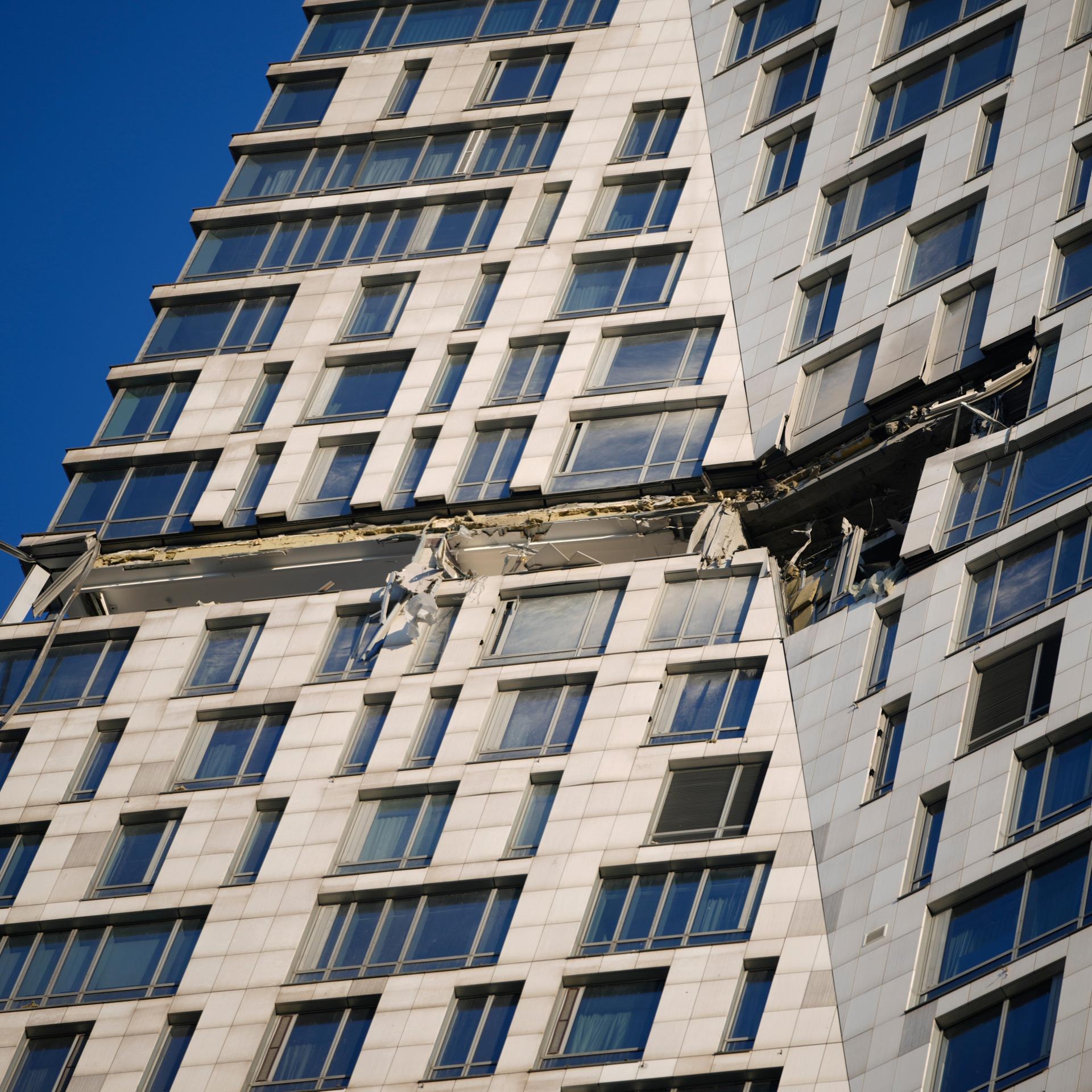 Nach einem Drohnenangriff ist ein Wohnhaus in der Mosfilmowskaja-Straße in Moskau beschädigt.