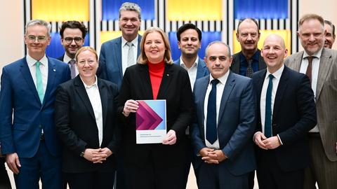 Bärbel Bas (SPD), Bundesministerin für Arbeit und Soziales, steht während der Übergabe des Berichts der Kommission zur Sozialstaatsreform mit den Kommissionsmitgliedern im Arbeitsministerium.