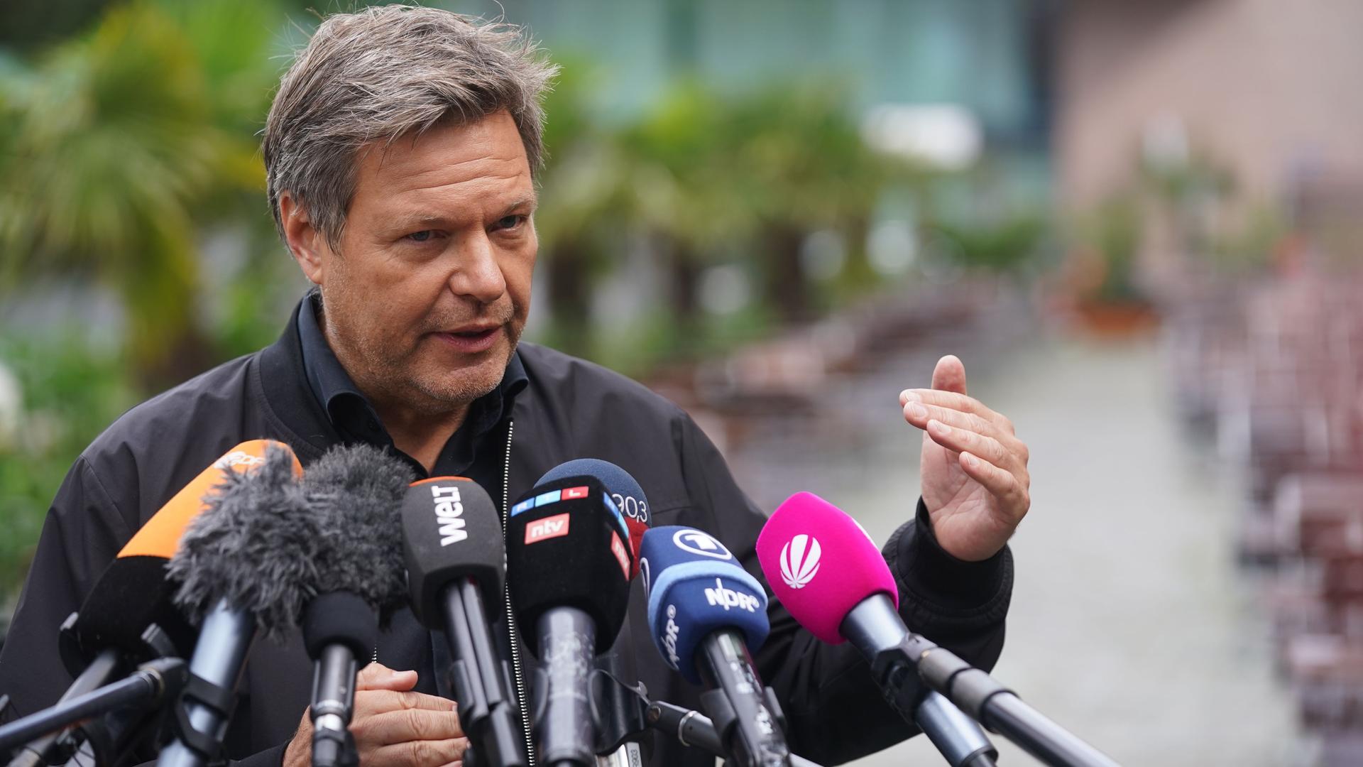 Hamburg: Robert Habeck (Bündnis 90/Die Grünen), Bundesminister für Wirtschaft und Klimaschutz, spricht während eines Pressestatements vor dem Helmut-Schmidt-Haus in der Innenstadt. Hamburg: Robert Habeck (Bündnis 90/Die Grünen), Bundesminister für Wirtschaft und Klimaschutz, spricht während eines Pressestatements vor dem Helmut-Schmidt-Haus in der Innenstadt.