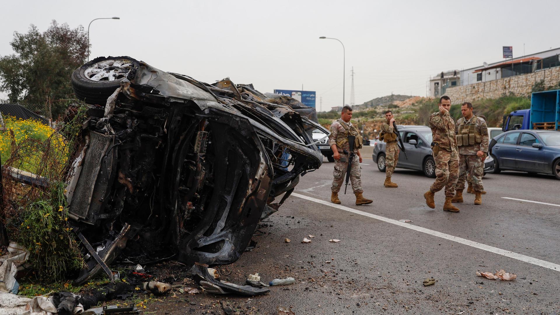 Soldaten inspizieren einen Laster, der von einer israelischen Drohne getroffen worden sein soll.