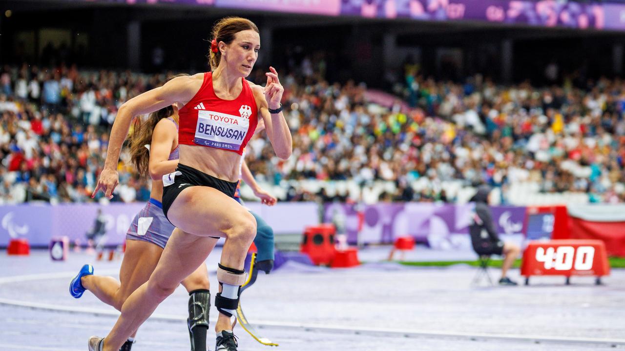 Irmgard Bensusan sprintet bei den Paralympics in Paris.