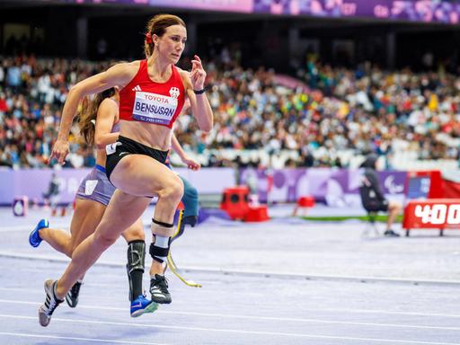 Irmgard Bensusan sprintet bei den Paralympics in Paris.