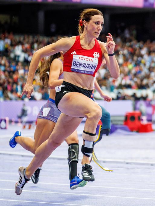 Irmgard Bensusan sprintet bei den Paralympics in Paris.