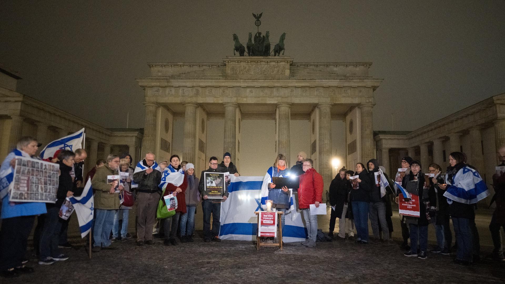 Menschen versammeln sich für eine Namens-Lesung der Opfer vor dem Brandenburger Tor zum 2. Jahres-Tag des Hamas-Angriffs auf das Land Israel.