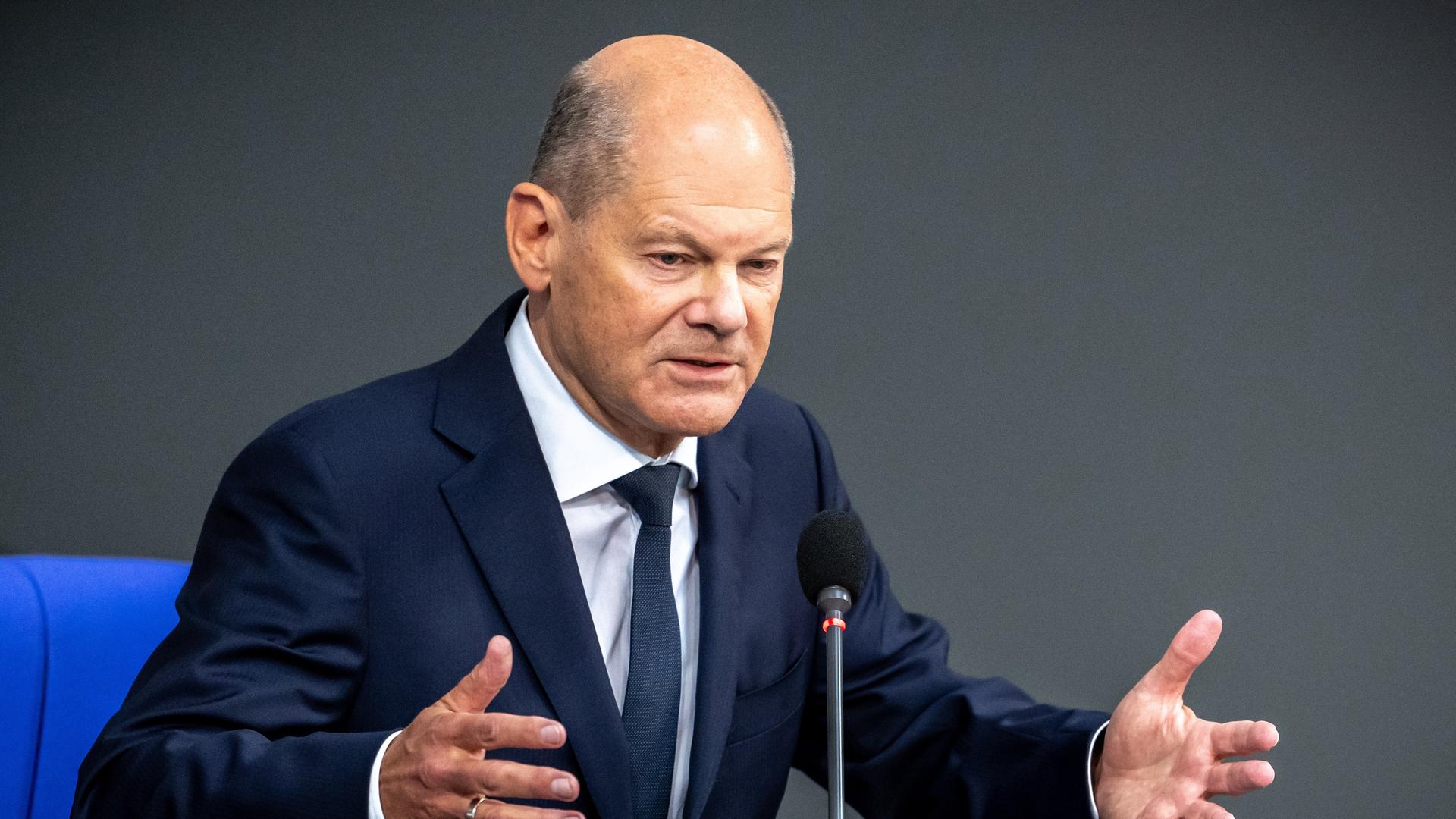 Bundeskanzler Olaf Scholz (SPD), nimmt an der Regierungsbefragung im Deutschen Bundestag teil. 