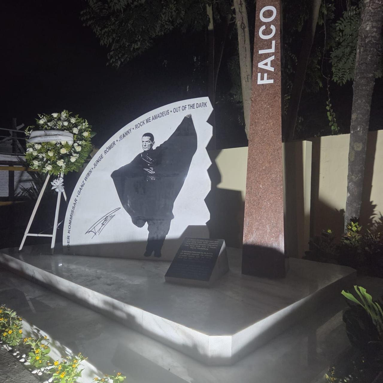 Falco Memorial bei Nachtbeleuchtung