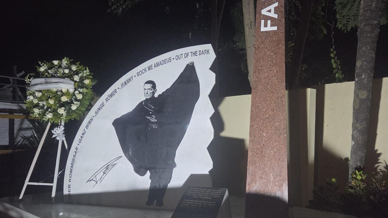 Falco Memorial bei Nachtbeleuchtung