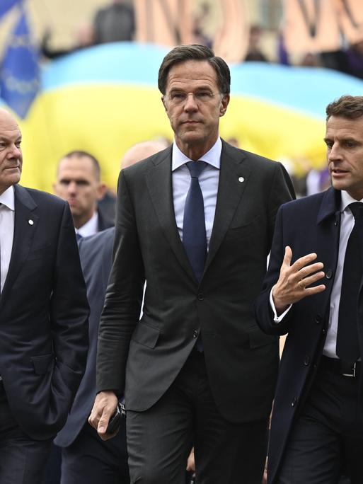 Beginn des informellen EU-Gipfel am 7.10.2022 in Prag, hier mit Bundeskanzler Olaf Scholz, dem niederländischen Premier Mark Rutte und Frankreichs Präsident Emmanuel Macron