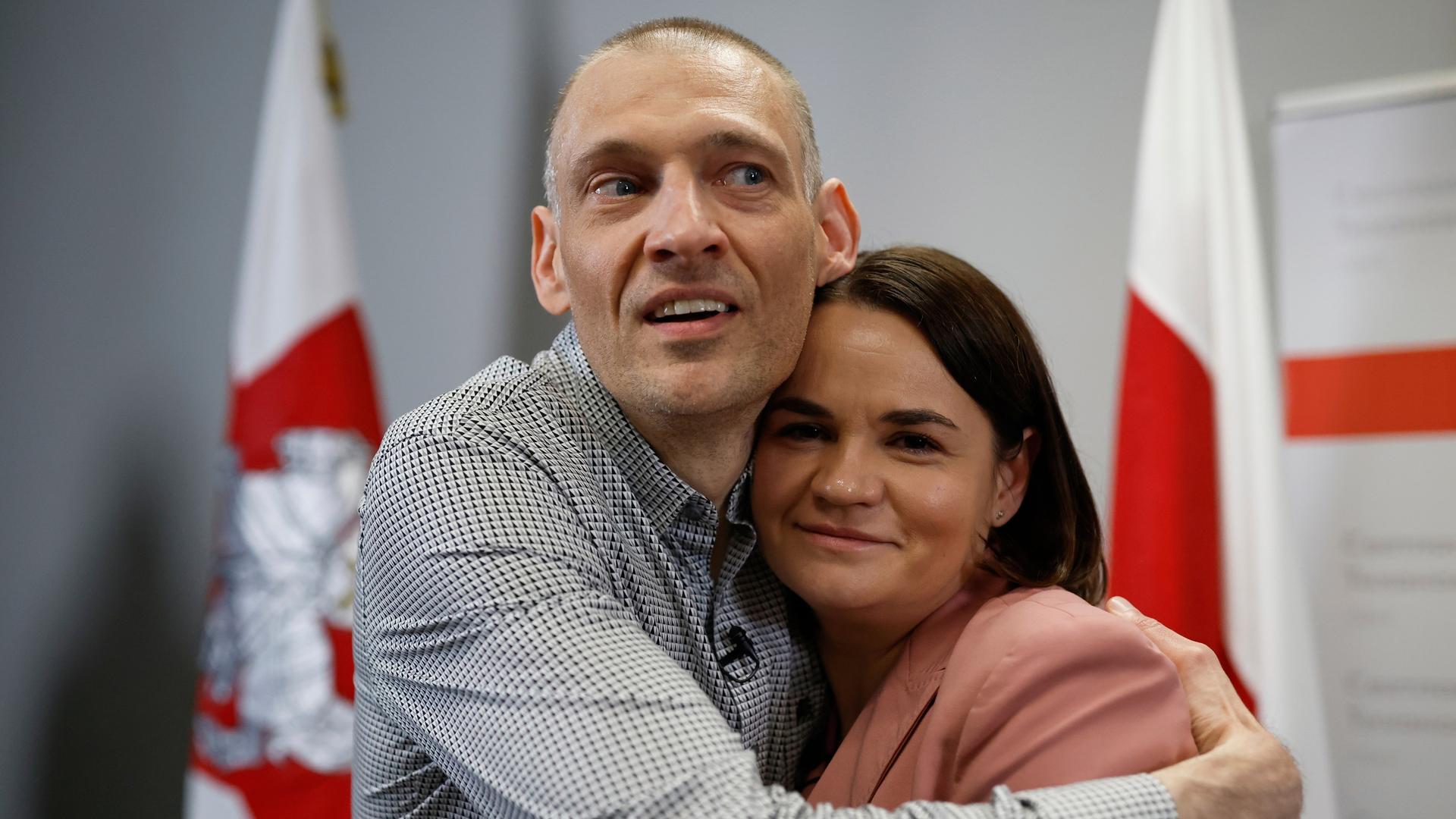 Der belarussische Oppositionspolitiker Sergej Tichanowski umarmt seine Frau, Swetlana Tichanowskaja. Der belarussische Oppositionspolitiker Sergej Tichanowski umarmt seine Frau, Swetlana Tichanowskaja.