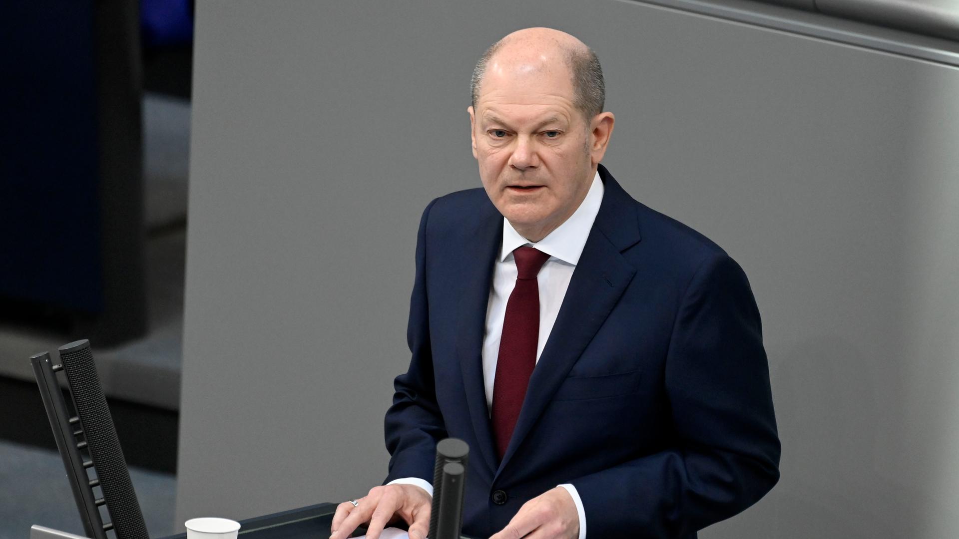Am 27.02.2022 hielt Bundeskanzler Olaf Scholz (SPD) anlässlich der russischen Invasion in der Ukraine eine Regierungserklärung im Bundestag und sprach von "Zeitenwende". 