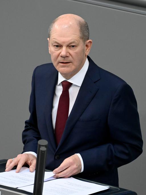 Am 27.02.2022 hielt Bundeskanzler Olaf Scholz (SPD) anlässlich der russischen Invasion in der Ukraine eine Regierungserklärung im Bundestag und sprach von "Zeitenwende". 