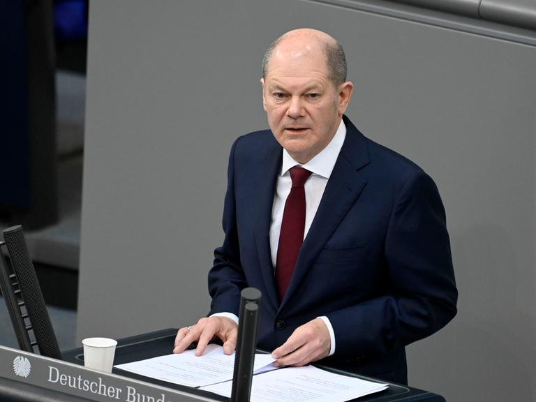 Am 27.02.2022 hielt Bundeskanzler Olaf Scholz (SPD) anlässlich der russischen Invasion in der Ukraine eine Regierungserklärung im Bundestag und sprach von "Zeitenwende". 