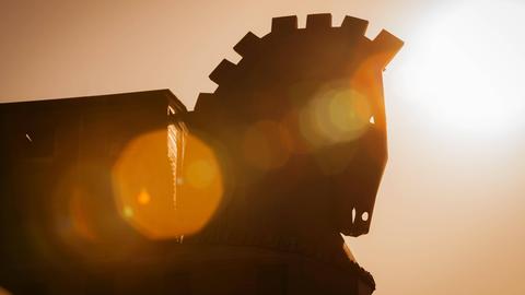 Das Holzpferd von Troja ist im gleißenden Sonnenuntergangslicht zu sehen. 
