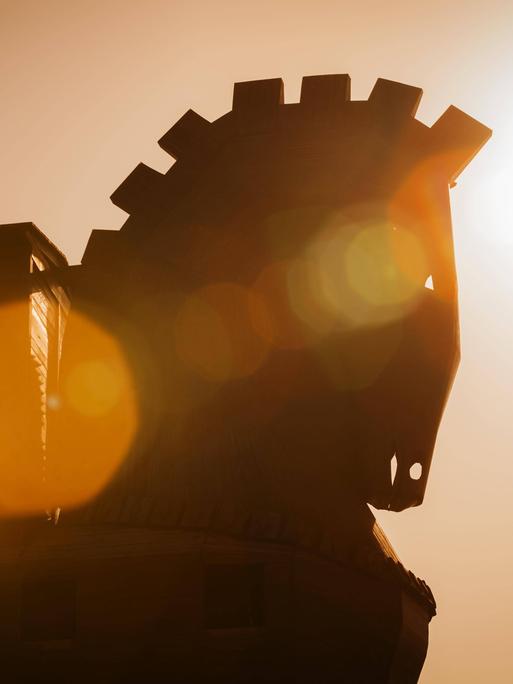 Das Holzpferd von Troja ist im gleißenden Sonnenuntergangslicht zu sehen. 