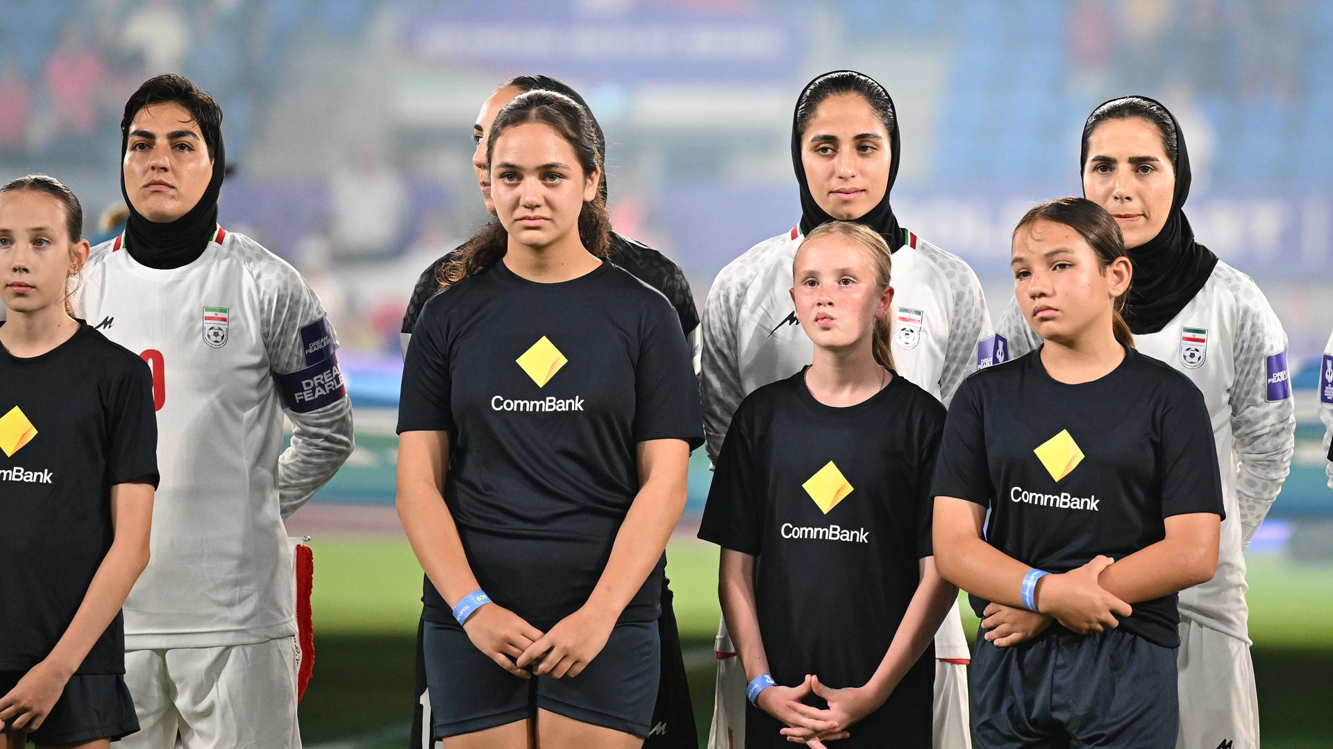 Spielerinnen der Islamischen Republik Iran während der iranischen Nationalhymne beim Spiel des Asien Cup zwischen Südkorea und dem Iran