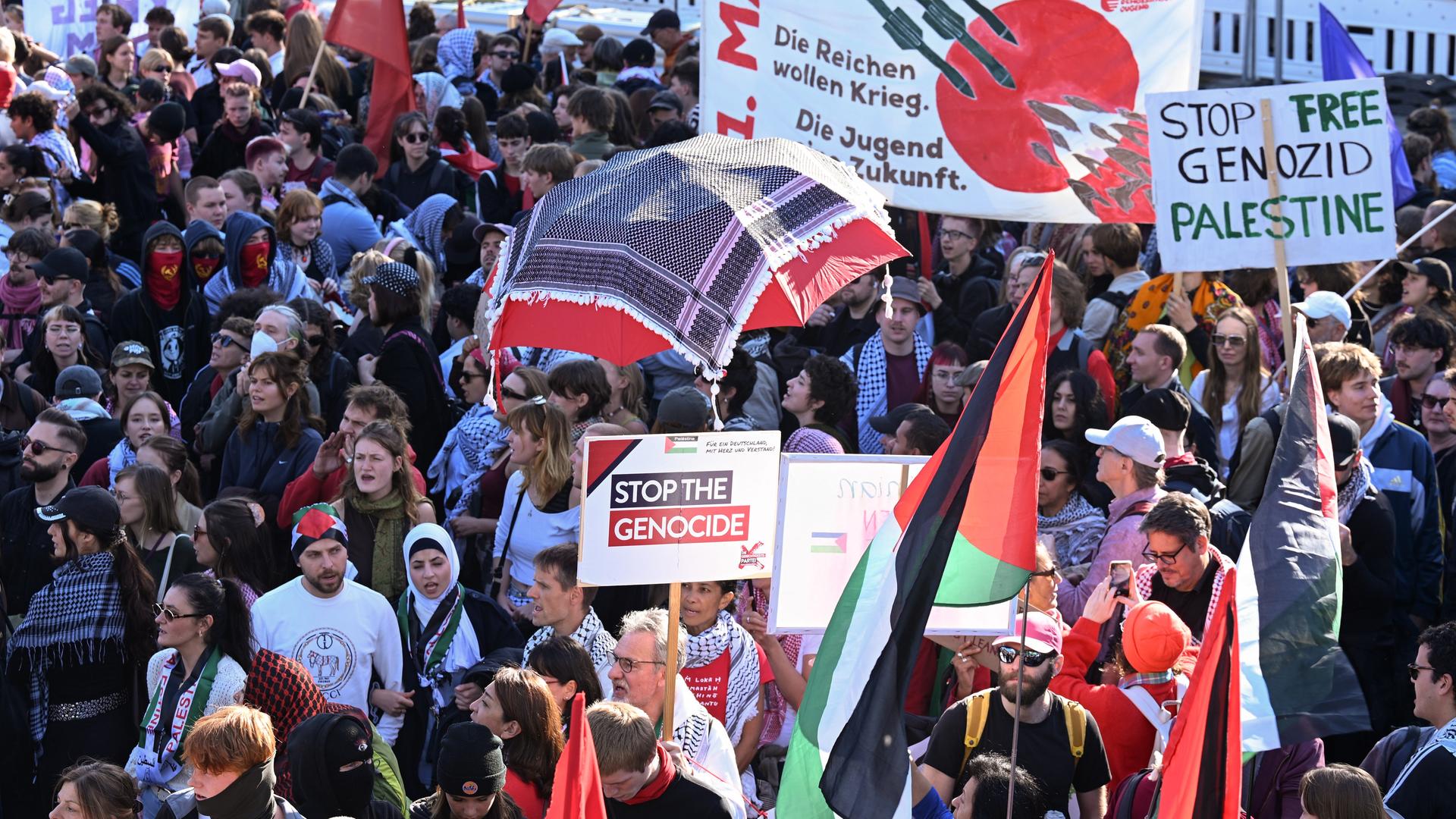 Es sind Teilnehmer einer pro-palästinensischen Kundgebung "All Eyes on Gaza" mit Fahnen und Transparenten zu sehen. 