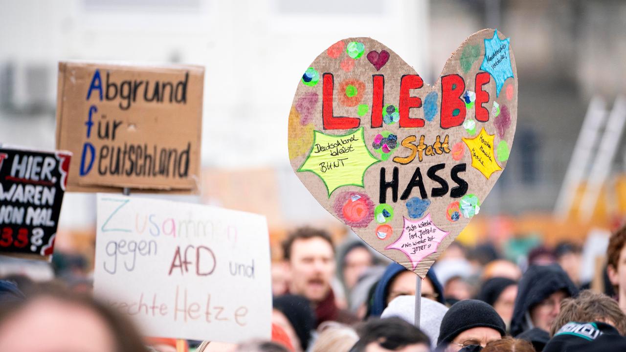 Liebe statt Hass steht auf einem Plakat bei einer Demonstration vor dem Bundestag in Berlin 