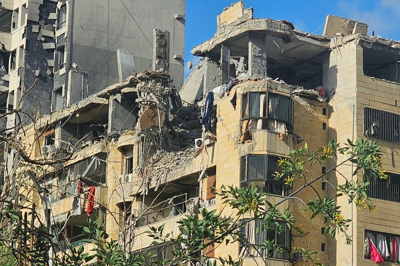 In einer Vorstadt von Beirut liegen nach einem Luftangriff Trümmer auf dem Boden, ein Haus ist beschädigt. In einer Vorstadt von Beirut liegen nach einem Luftangriff Trümmer auf dem Boden, ein Haus ist beschädigt.