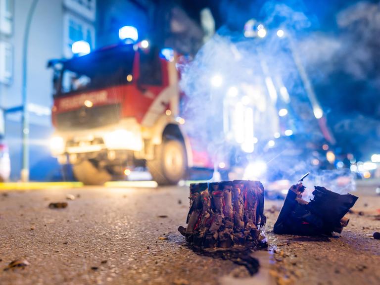  01.01.2023,Berlin,GER, - Dachstuhlbrand in der Silvesternacht in Berlin Neukölln. Die Berliner Feuerwehr war mit ca. 80 Einsatzkräften vor Ort